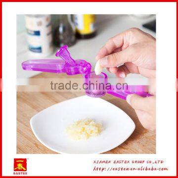Manual Convenient Use Plastic PC Garlic Presser and Crusher photo-5