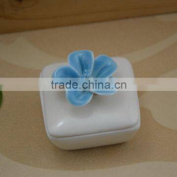 Wholesale White Ceramic Trinket Box With Flower Shape Design photo-3