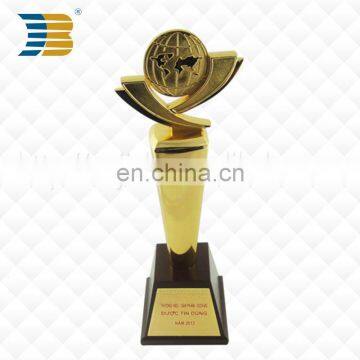 wholesale custom gold plated with wooden bottom awards trophy