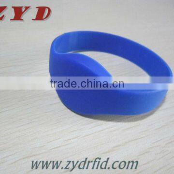 UHF RFID Cheap Plain Silicone Wristband photo-3