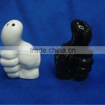 newest party favors and gifts thumb shaped black and white salt and pepper shakers