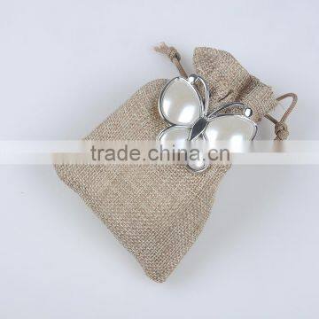 China Wholesale White Flower Nice Delicate Butterfly Shape Brooches for Sale photo-3