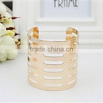 Women gold plated hollow link wristlet bangle with stripes design