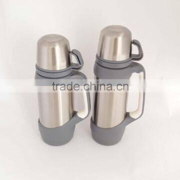 Vacuum travel pot with tea cups