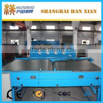 Cross lapping machine, cross lapper machine, nonwoven machine cross lapper