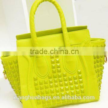 Alibaba China supplier of high quality mobile smiling bag lady PU