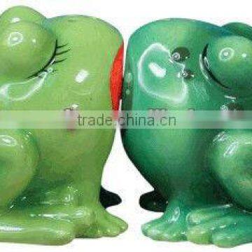 2013 new design Frogs Kissing Magnetic Salt And Pepper Shakers