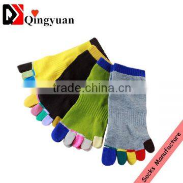 Bulk wholesale custom colored fashion men five toes cotton sports sock