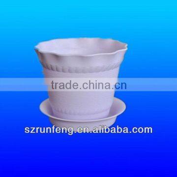 Plastic plant pot