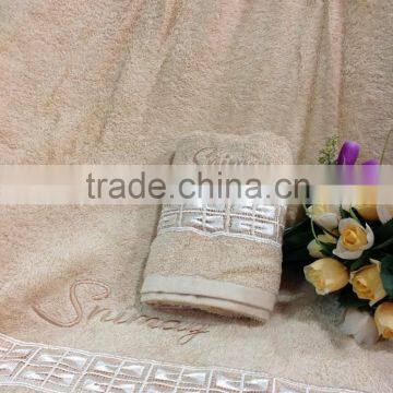 Embroidered Towel Wholesale Cute Design Pure Cotton Yarn Dyed Small Square Jacquard Face Towel photo-4