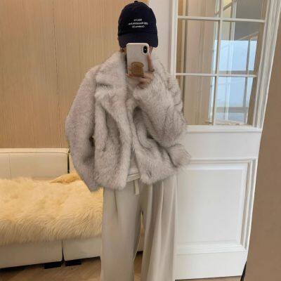 Ein neues, dickes, aus Fuchsfell gefertigtes, jugendliches und stilvolles kurzes umweltfreundliches Pelzmantel für Frauen im Herbst und Winter photo-2