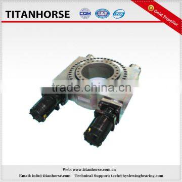 Double-worm gear slewing drive for timber grab on rotation joint