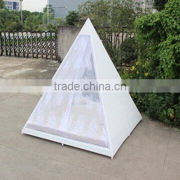 Домашняя ратановая мебель. Пирамидальная форма. Спальная комната. Белая сетчатая кровать. photo-2