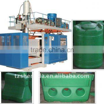 Plastic molding machine makes road barrier