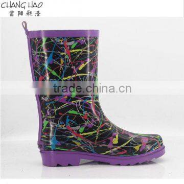 2016 new style women Rubber rain boot black ground has colorful lines printed