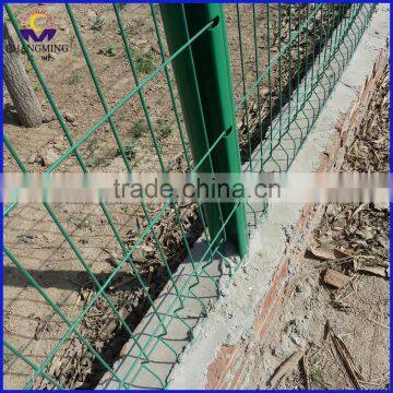 Factory curvy welded triangular bending wire mesh fence for gym