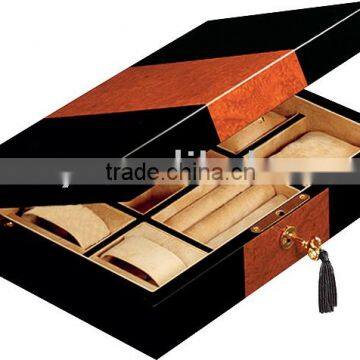 Elegant black lacquered wooden jewellery packaging box