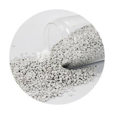 Vente du fabricant : Matériaux bruts en plastique souple, granulés de composé PVC vierge pour extrusion, destinés aux chaussures de sport, aux cables électriques et aux tuyaux.