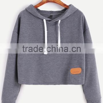 Dark Grey Loose Fit Womens Plain Cotton Crop Top Hoodie Drop Shoulder Pulover Hoodie with Leather Patch Hooded Sweatshirt