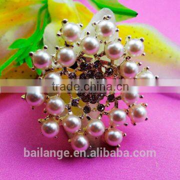 fashion cheap korean flower china wholesale pearl crystal brooch pin for wedding invitations