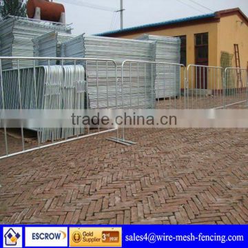 Temporary crowd control barrier fence