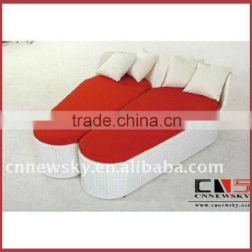 white double lounger daybed with fashion pillow