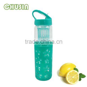 fashion design glass drink bottle/sports glass water bottle with handle and food grade silicone sleeve