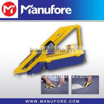 Hook blade carpet cutter