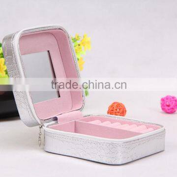 The Chinese factory wholesale custom leather jewelry box, portable cosmetics box