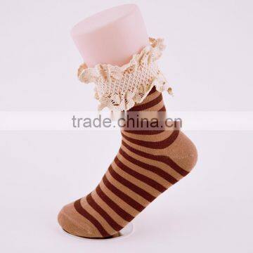 wholesale lady fashion cotton socks with cotton crocheted lace on the cuff with rosso toe