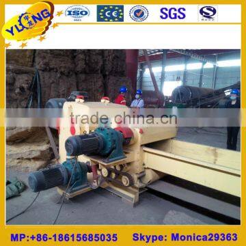 Drum wood chipper with conveyor belt