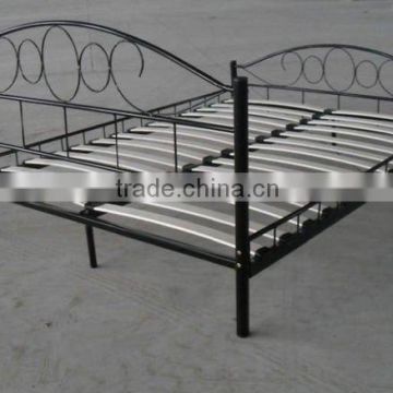 2012 new design queen metal iron bed with wood slat