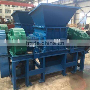 Solid waste shredding machine