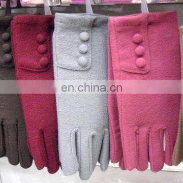 Felt wool winter gloves with 3 buttons