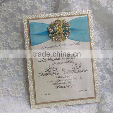 2016 Hot sale embossed wedding invitations with blue ribbons & pearl brooches