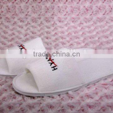 Comfortable Disposable Hotel Slippers With Embroideried Logo