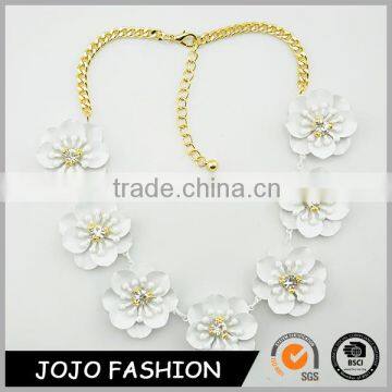 Hot sale novel design metal chain jewelry beautiful white flower necklace