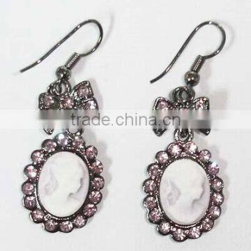 Fashion earring with women picture pendant