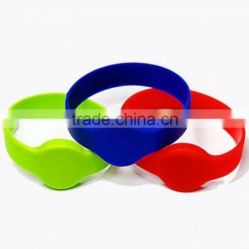 Programmable silicone RFID Wristband for swimming pool, proximity smart RFID wristband key fob price