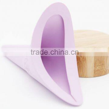 High Quality BPA Free Silicone Material Female Urinal Outdoor Using , Standing Urinal With OPP Bag Packing photo-2