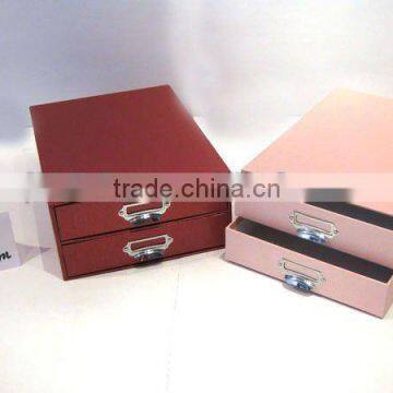 Jewellery/powder box with metal handle L063