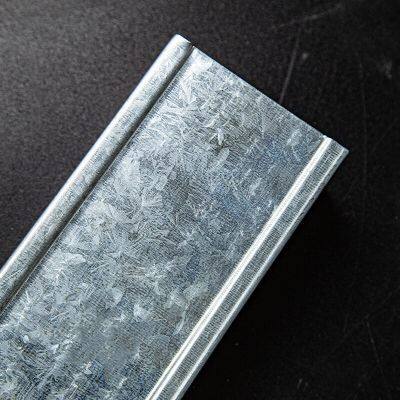 Système de plafond en panneaux de gypse sur cadre métallique léger avec profilé de suspension en C
