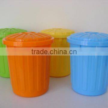 Plastic trash can with lid TG81805B