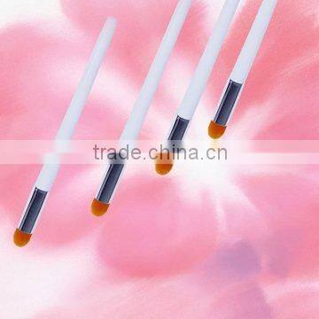 white eyeshadow blending brush 004