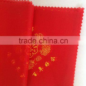 red non woven napkins in table