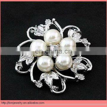 Fashion elegant ladies brooch 5pearl diamond brooches flower shaped wholesales cheap