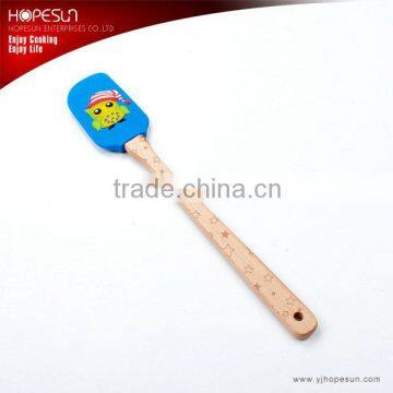 Food grade hot bakeware silicone cake scraper with wooden handle