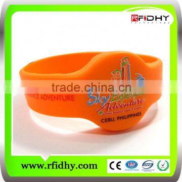 Manufacturer of Customized chips waterproof silicone rfid wristbands