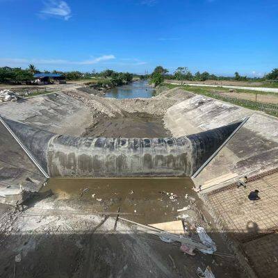 Le barrage en caoutchouc construit pour l'irrigation des terres agricoles en Indonésie peut retenir l'eau dans une rivière large de 25 mètres.