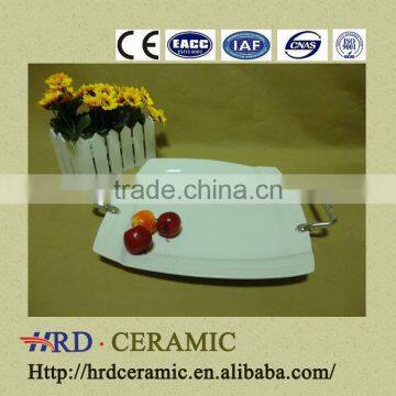 Wholesale stock cheap plain white ceramic plate with Metal handle